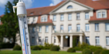 Das Thermometer zeigt in dieser Woche in Höhe des Uniklinikums in den Mittagsstunden bereits mehr als 30 Grad an. (Bild: MUL -CT)