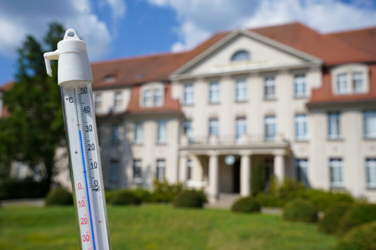 Das Thermometer zeigt in dieser Woche in Höhe des Uniklinikums in den Mittagsstunden bereits mehr als 30 Grad an. (Bild: MUL -CT)