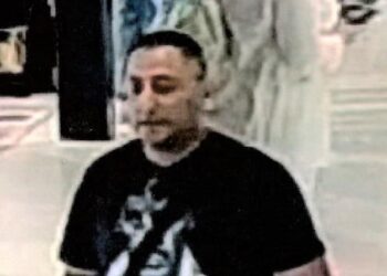 Koffer am Flughafen BER gestohlen? Polizei sucht mutmaßlichen Dieb