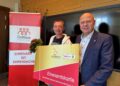 Siegfried Grawunder (l.) ist mit dem Sandower Warmbad einer der Partner für die Ehrenamtskarte – zur Freude auch von Dezernent Thomas Bergner.  (Foto: Stadt Cottbus /Jan Gloßmann)