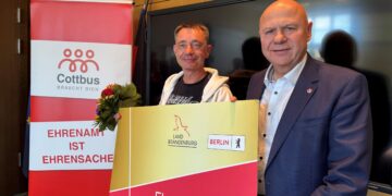 Siegfried Grawunder (l.) ist mit dem Sandower Warmbad einer der Partner für die Ehrenamtskarte – zur Freude auch von Dezernent Thomas Bergner.  (Foto: Stadt Cottbus /Jan Gloßmann)