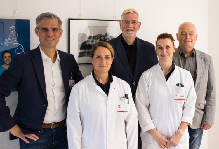 v.l.n.r. Markus Jung (Kaufmännischer Leiter und Prokurist Lausitz Klinik Forst), Dr. med. Martina Schmidt-Reimer (
Ärztliche Direktorin und Chefärztin für Anästhesie Lausitz Klinik Forst) ), Prof. h.c. Hans-Ulrich Schmidt
(Geschäftsführer Lausitz Klinik bis 30.09.2025), Dr. med. Jana Reinwart (stellv. Ärztliche Direktorin und Leiterin des
Chirurgischen Zentrums der Lausitz Klinik Forst) und Dr. med. Andreas Jänisch (Medizinischer Geschäftsführer
und alleiniger Geschäftsführer ab 01.10.2025 Lausitz Klinik Forst)