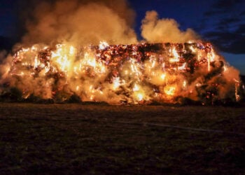 Strohballenbrand in Groß Schacksdorf; Foto: Blaulichtreport Lausitz