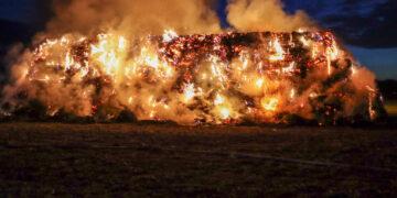 Strohballenbrand in Groß Schacksdorf; Foto: Blaulichtreport Lausitz