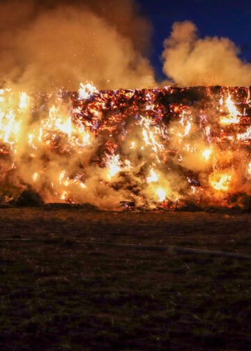 Strohballenbrand in Groß Schacksdorf; Foto: Blaulichtreport Lausitz