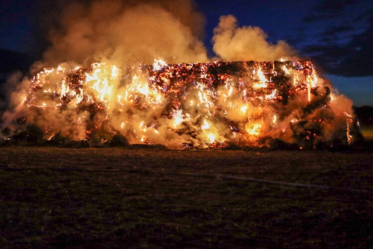 Strohballenbrand in Groß Schacksdorf; Foto: Blaulichtreport Lausitz
