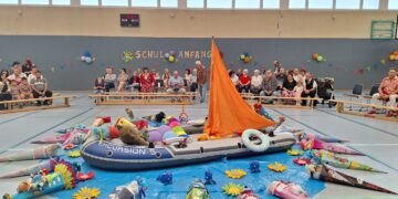 Die Sporthalle der Grundschule am See war am Samstag festlich geschmückt für insgesamt 40 Erstklässler, die künftig in der 1 a und in der 1 b lernen. Zum Schulnamen passend lagen die Zuckertüten vor einem Segelboot. (Bild: Andrea Budich)