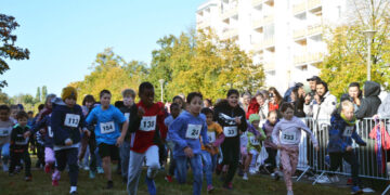 Kinder starten beim Bambini-Lauf des Herbstlaufs in Cottbus-Neu-Schmellwitz