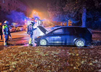 Nächtlicher Feuerwehreinsatz: Auto in Cottbus-Ströbitz in Flammen