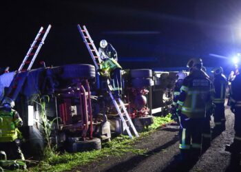 Bergung bis tief in die Nacht: LKW mit Maisladung in Bluno umgekippt