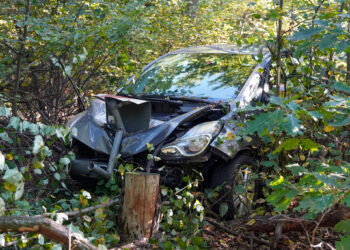 Schwerer Unfall auf B97 bei Schwepnitz: Auto landet im Wald