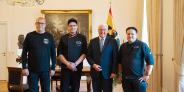 Ein besonderer Moment im Schloss Bellevue: Bundespräsident Frank-Walter Steinmeier (2.v.r.) begrüßte Dirk Müller (l.), Brotsommelier Paul Müller (2.v.l.) und Fleischermeister Tino Hauptvogel (r.) aus Elbe-Elster. (Bild: Social Media Team LKEE / Phillip Strelitz)