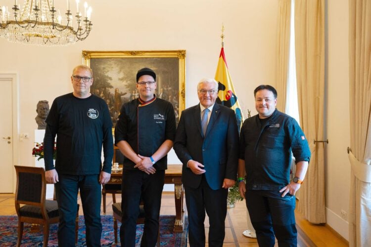 Ein besonderer Moment im Schloss Bellevue: Bundespräsident Frank-Walter Steinmeier (2.v.r.) begrüßte Dirk Müller (l.), Brotsommelier Paul Müller (2.v.l.) und Fleischermeister Tino Hauptvogel (r.) aus Elbe-Elster. (Bild: Social Media Team LKEE / Phillip Strelitz)