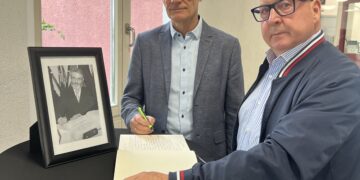 Bürgermeister Helmut Wenzel und Vorsitzender der SVV Uwe Pielenz bei der Eintragung ins Kondolenzbuch (Bild: Stadt Lübbenau)