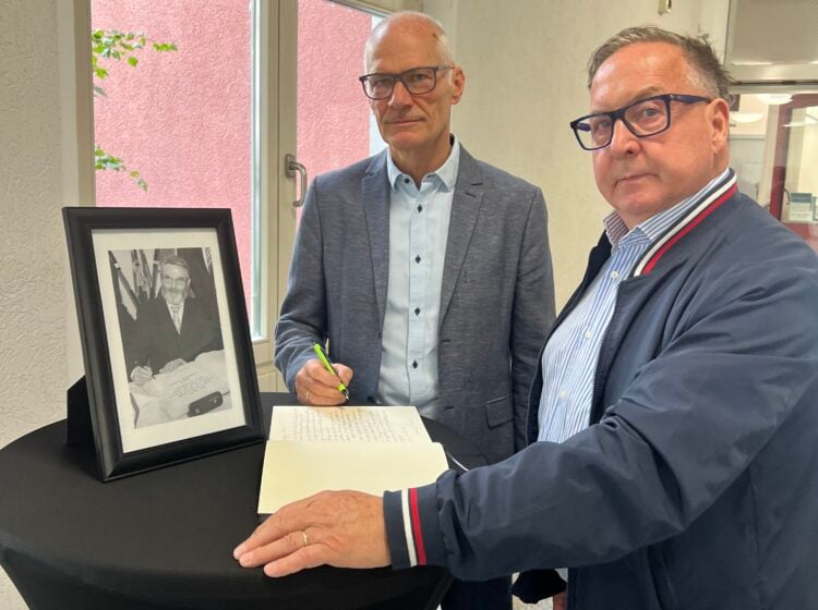 Bürgermeister Helmut Wenzel und Vorsitzender der SVV Uwe Pielenz bei der Eintragung ins Kondolenzbuch (Bild: Stadt Lübbenau)