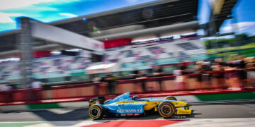 Clausnitzer im Formel Renault V6 in der Boxengasse des Autodromo Internazionale del Mugello (Bild: Angelo Poletto)