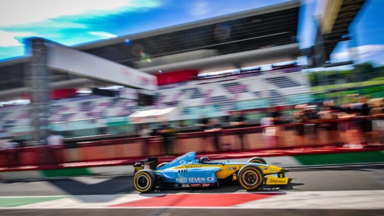 Clausnitzer im Formel Renault V6 in der Boxengasse des Autodromo Internazionale del Mugello (Bild: Angelo Poletto)