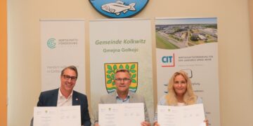 Unterzeichnet haben den Kooperationsvertrag v.l.: Tim Berndt (Geschäftsführer EGC), der Bürgermeister Karsten Schreiber und Heike Gensing (Geschäftsführerin CIT) (Bild: Gemeinde Kolkwitz / Matthias Klinkmüller)