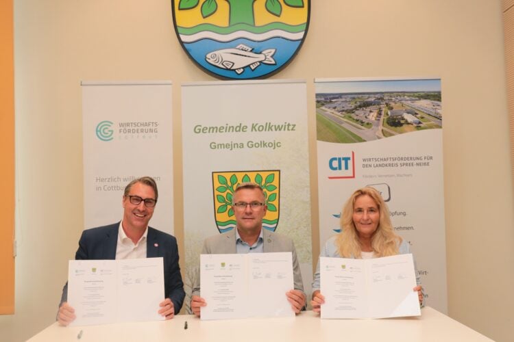 Unterzeichnet haben den Kooperationsvertrag v.l.: Tim Berndt (Geschäftsführer EGC), der Bürgermeister Karsten Schreiber und Heike Gensing (Geschäftsführerin CIT) (Bild: Gemeinde Kolkwitz / Matthias Klinkmüller)