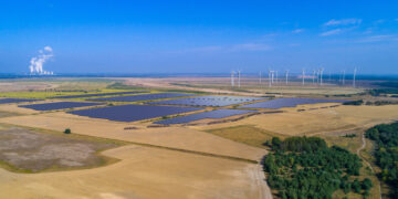 Visualisierung: Erster Bauabschnitt des Energieparks Bohrau (133 MWp) sowie der derzeit größte im Bau befindliche Windpark Forst-Briesnig II (105 MW) als weitere Bausteine der LEAG-GigawattFactory. (LEAG)