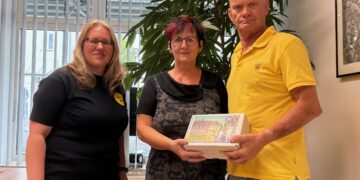 Anja Guhlan als Projektkoordinatorin der Rückkehr- und Zuzugsinitiative „Heeme fehlste“ hat
dem Zuzügler-Paar Petra Schärer (63) und Detlef Engelmann (67) mit der 150.
Willkommensbox in Spremberg willkommen geheißen. Foto: ASG Spremberg/Tobias Roitsch