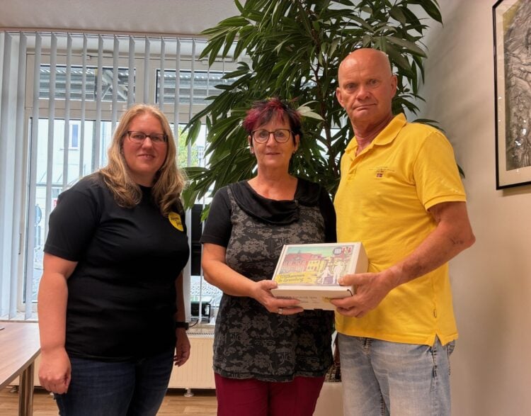 Anja Guhlan als Projektkoordinatorin der Rückkehr- und Zuzugsinitiative „Heeme fehlste“ hat
dem Zuzügler-Paar Petra Schärer (63) und Detlef Engelmann (67) mit der 150.
Willkommensbox in Spremberg willkommen geheißen. Foto: ASG Spremberg/Tobias Roitsch