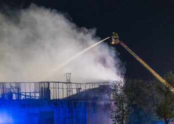 Großeinsatz bei Brand von Lagerhalle in Stolzenhain. Warnung vor Rauch