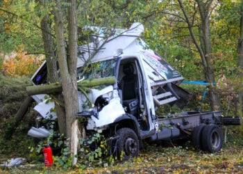 Transporter prallt gegen Baum: Zwei Verletzte bei Unfall in Großziethen
