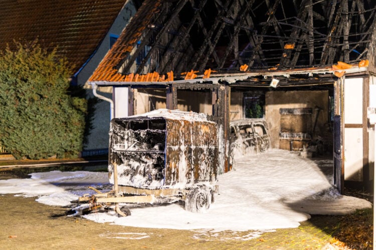 Brand des Gerätehauses der freiwilligen Feuerwehr Dürrehofe; Foto: Blaulichtreport Lausitz