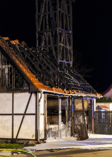 Brand des Gerätehauses der freiwilligen Feuerwehr Dürrehofe; Foto: Blaulichtreport Lausitz