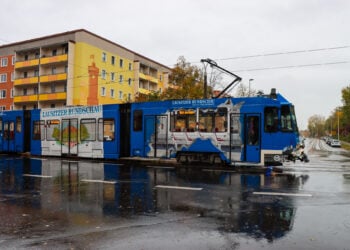 Cottbus: Auto mit Straßenbahn zusammengestoßen. 54-Jährige verletzt