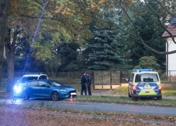Frau leblos in Auto entdeckt – Einsatz in Spremberg
