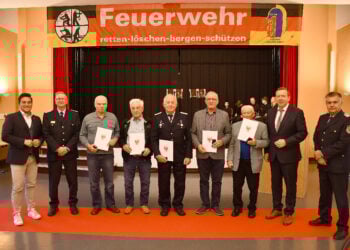 Landkreis Elbe-Elster ehrt Feuerwehrleute für jahrzehntelangen Dienst