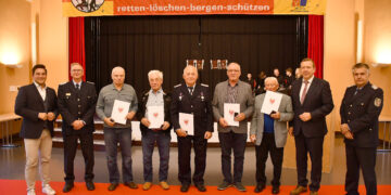 Gemeinsam geehrt: Die Kameraden für 60 Jahre treue Dienste mit Bürgermeister Felix Freitag (l., Sonnewalde), Frank Romey (2.v.l., Kreisfeuerwehrverband), Landrat Christian Jaschinski (2.v.r.), Kreisbrandmeister Steffen Ludewig (r.) und den Ausgezeichneten. (Bild: Pressestelle Kreisverwaltung/ Torsten Hoffgaard)