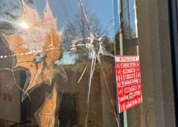 Zerstörte Fenster, Hakenkreuze & FCE-Kleber: Vandalismus in Sellessen