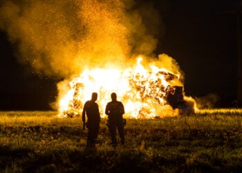 Strohmiete bei Groß Schacksdorf in Flammen – Polizei ermittelt
