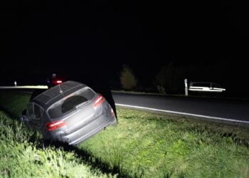 Buchhain: Auto in Graben gelandet. Fahrerin kommt mit Schrecken davon