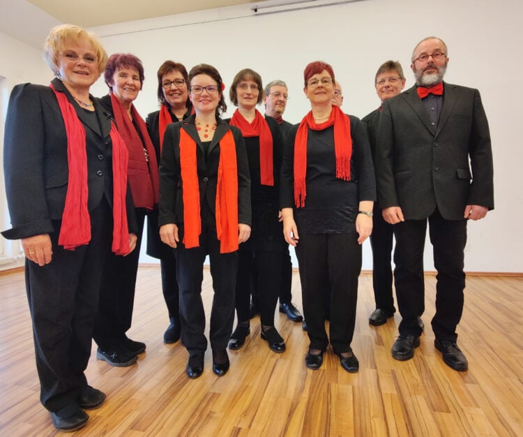 ©Stadt Finsterwalde/Paula Hromada: Annette Fähnel mit der Vokalgruppe „Die Erbschleicher“ (1.v.l.).
