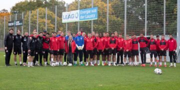 Auch die Profifußballer von Energie Cottbus beteiligten sich an der Aktion, wofür ihnen Antje Kornek vom DRK-Kreisverband Lausitz (m.) dankte (Foto: M. Kornek/DRK-KV Lausitz).