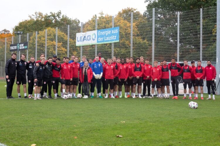 Auch die Profifußballer von Energie Cottbus beteiligten sich an der Aktion, wofür ihnen Antje Kornek vom DRK-Kreisverband Lausitz (m.) dankte (Foto: M. Kornek/DRK-KV Lausitz).