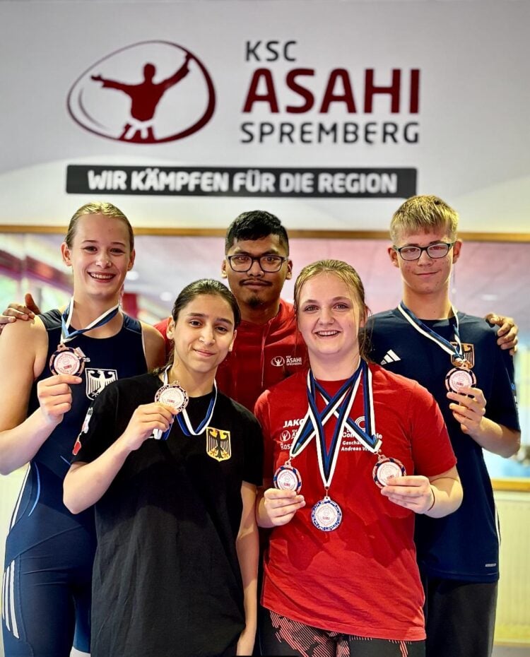 Die Spremberger Medaillengewinner der Europameisterschaften – Lucie Fiedler, Mona Hasan, Trainer Phumpanya Mazur, Vize-Europameisterin Rosalie Büttner und Benjamin Semisch. Es fehlt Felizitas Büttner.