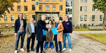 Per Handschlag besiegelt: Marc Bernstädt, Geschäftsführer der Sana Kliniken Niederlausitz und Bianka Sebischka-Klaus, Vorstandsvorsitzende DRK-Kreisverband Lausitz e.V. (Foto: B. Seidemann/Sana Kliniken Niederlausitz).