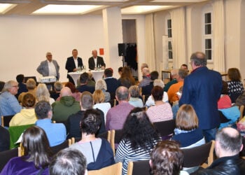 Rund 80 Bürger diskutieren bei Dialog über Klinikzukunft in Elbe-Elster