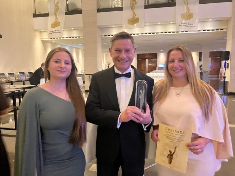 v.l.n.r. Sofia, Jörg und Jana Zimmermann - ganz in Familie bei der Auszeichnungsveranstaltung in Düsseldorf (Bild: meeco Communication Services)
