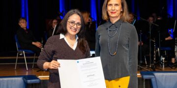 Der DAAD-Preis 2025 wurde Fatemehsadat Toghraie (l.) im Rahmen der Immatrikulationsfeier der BTU verliehen. (Foto: BTU, Sascha Thor)