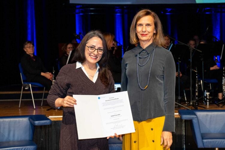 Der DAAD-Preis 2025 wurde Fatemehsadat Toghraie (l.) im Rahmen der Immatrikulationsfeier der BTU verliehen. (Foto: BTU, Sascha Thor)