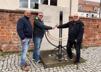 Zeitumstellung und Staffelstab-Übergabe an der Lübbener Sonnenuhr