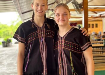 Foto: Lucie Fiedler und Rosalie Büttner im traditionellen Outfit kurz vor ihrem WM-Start in Bangkok.