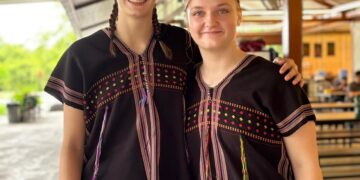 Foto: Lucie Fiedler und Rosalie Büttner im traditionellen Outfit kurz vor ihrem WM-Start in Bangkok.