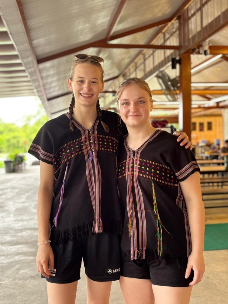 Foto: Lucie Fiedler und Rosalie Büttner im traditionellen Outfit kurz vor ihrem WM-Start in Bangkok.